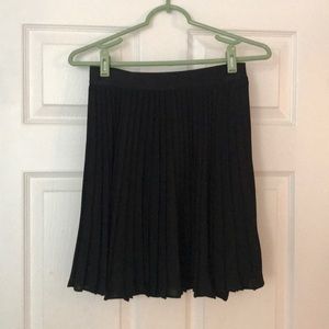 Express pleated mini skirt size xs in black